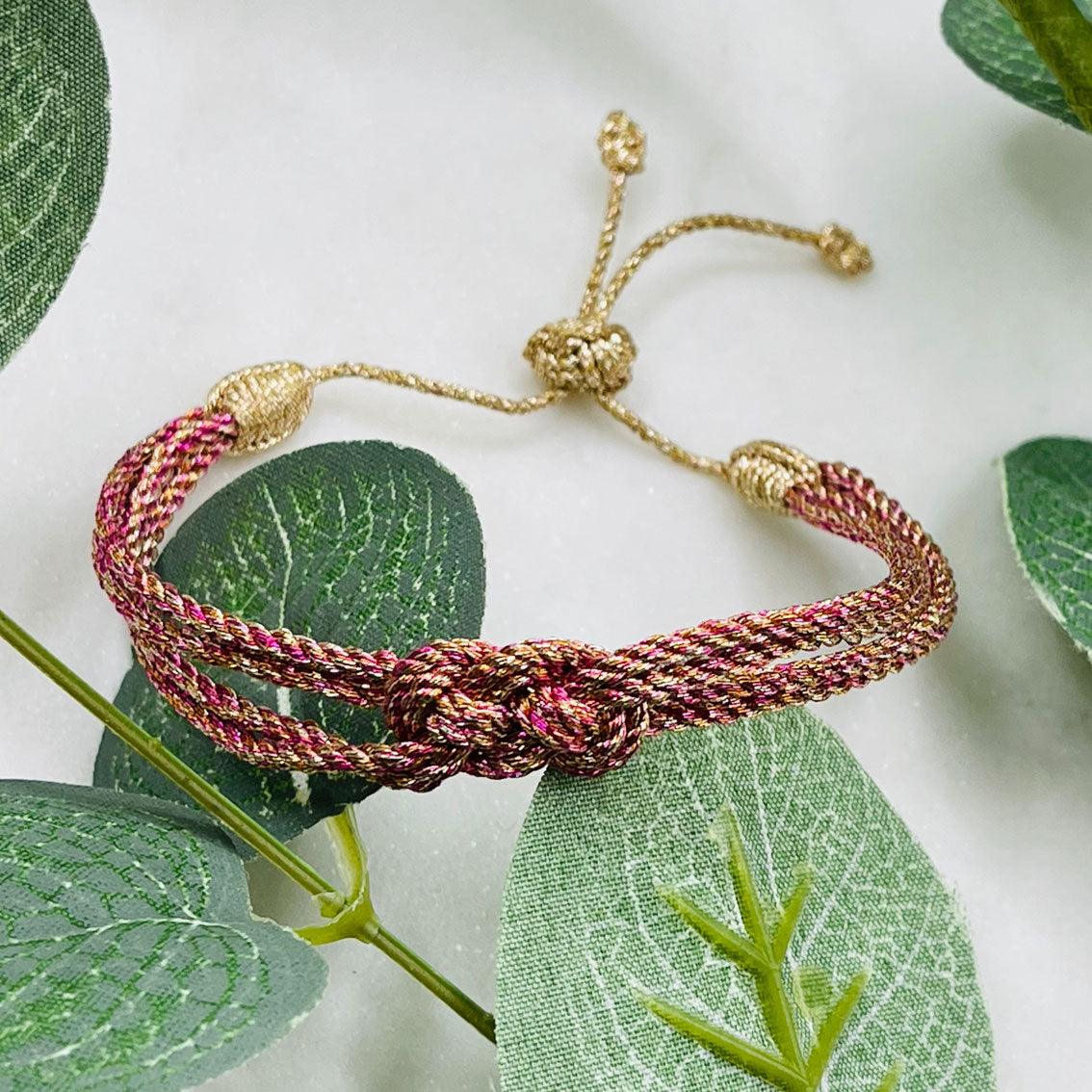 Gewobenes Maayaz-Armband in Rubinrot - Gold Azaly