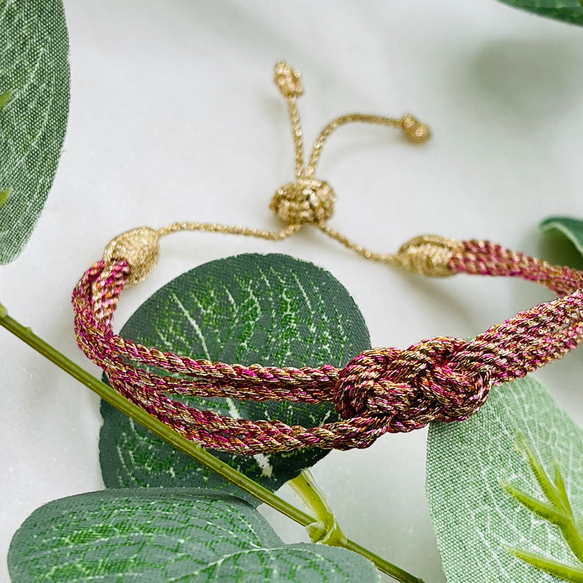 Gewobenes Maayaz-Armband in Rubinrot - Gold Azaly