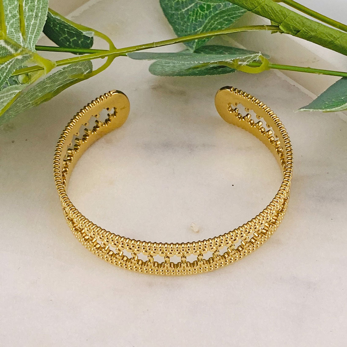 Goldene Armspange mit feinem Bohemian Design Ayene