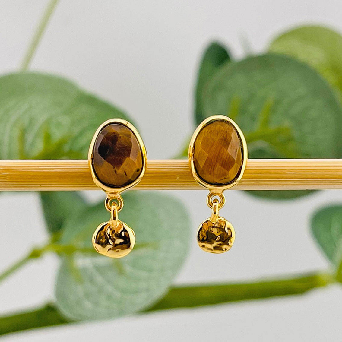 Goldene Boho-Vintage Ohrstecker mit Tigerauge Stein | Pink Sand Elanisa