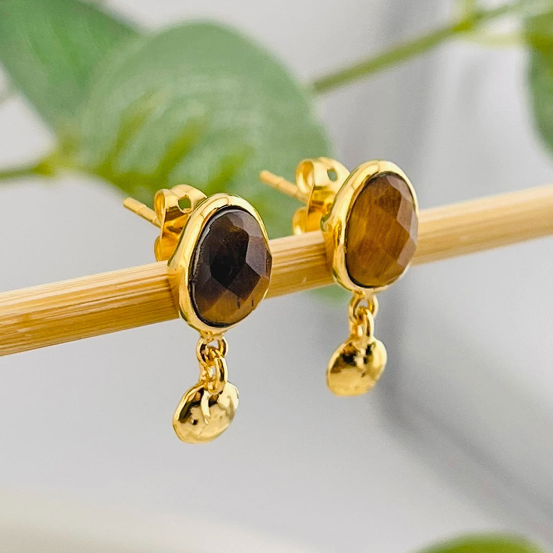 Goldene Boho-Vintage Ohrstecker mit Tigerauge Stein | Pink Sand Elanisa