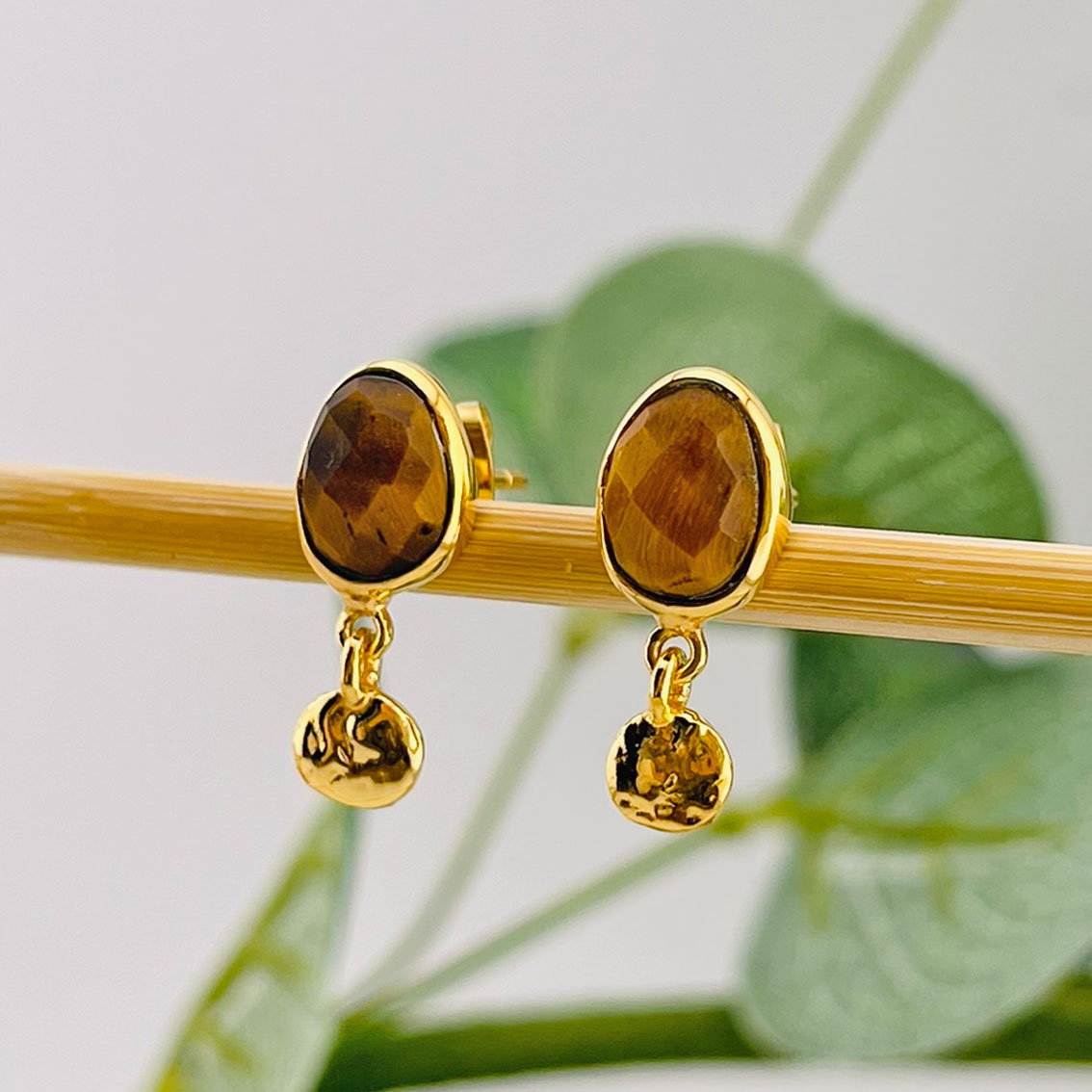 Goldene Boho-Vintage Ohrstecker mit Tigerauge Stein | Pink Sand Elanisa