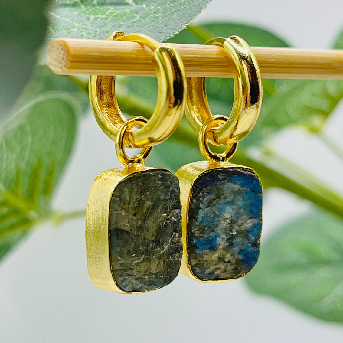 Goldene Klappcreolen mit organischem Labradorit Stein Irianna