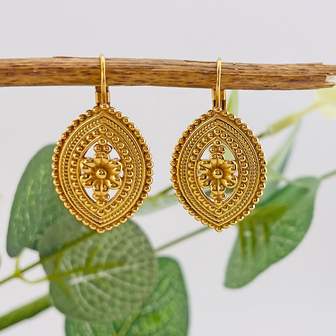 Goldene Ohrringe hängend mit Boho Blumen und Kugeln Pink Sand