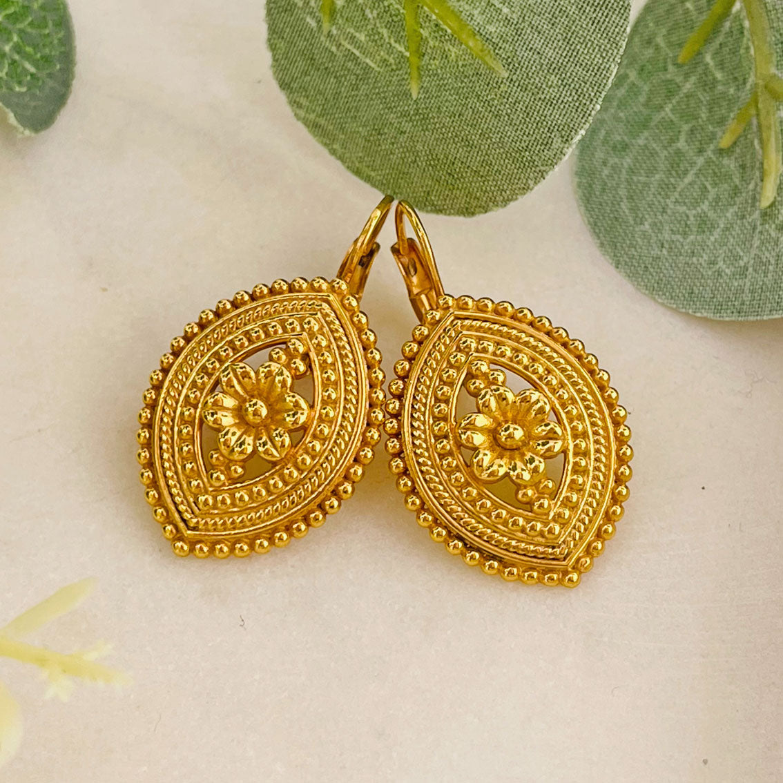Goldene Ohrringe hängend mit Boho Blumen und Kugeln Pink Sand