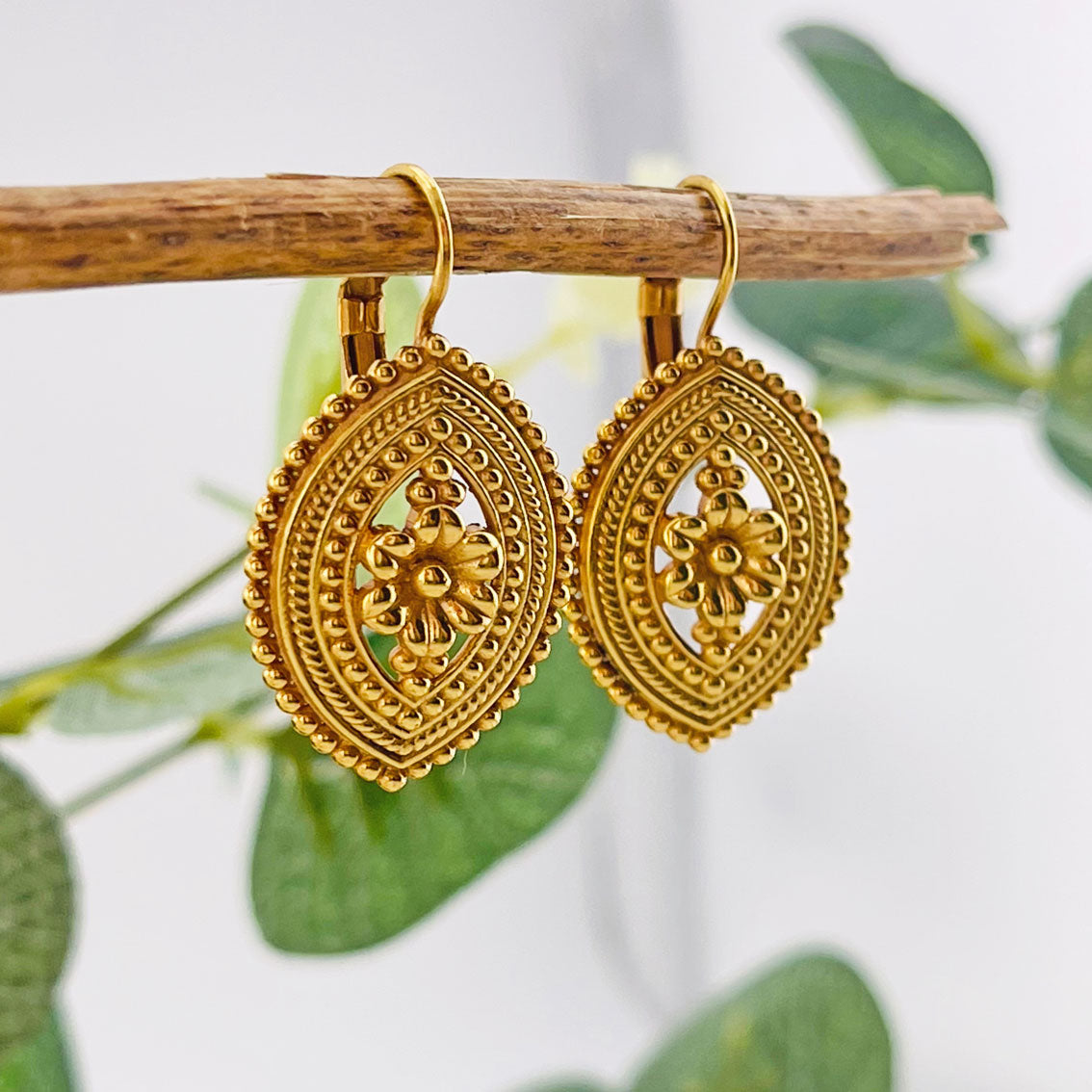 Goldene Ohrringe hängend mit Boho Blumen und Kugeln Pink Sand