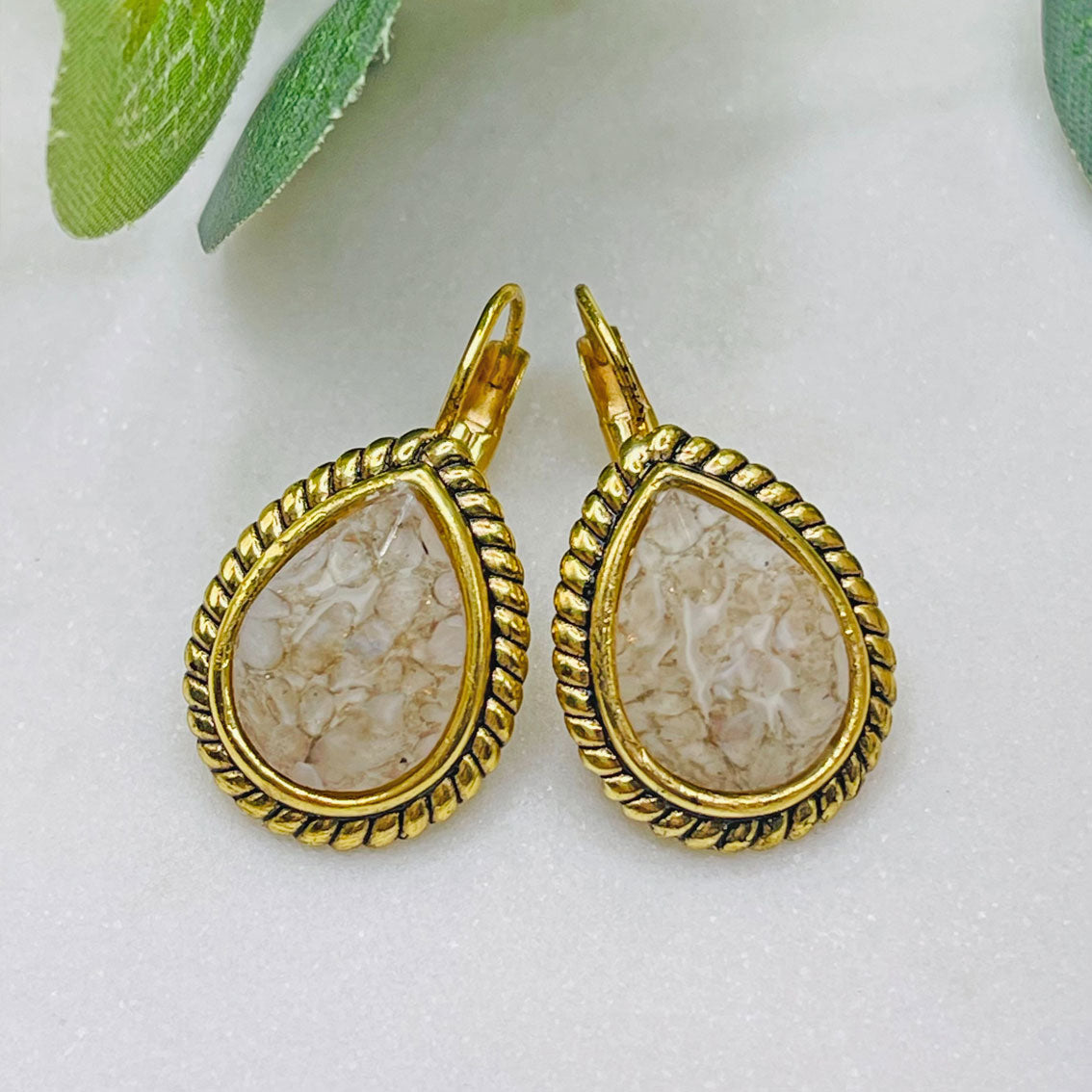 Goldene Ohrringe mit braunem Sandstein Boho-Vintage Pink Sand Mixale