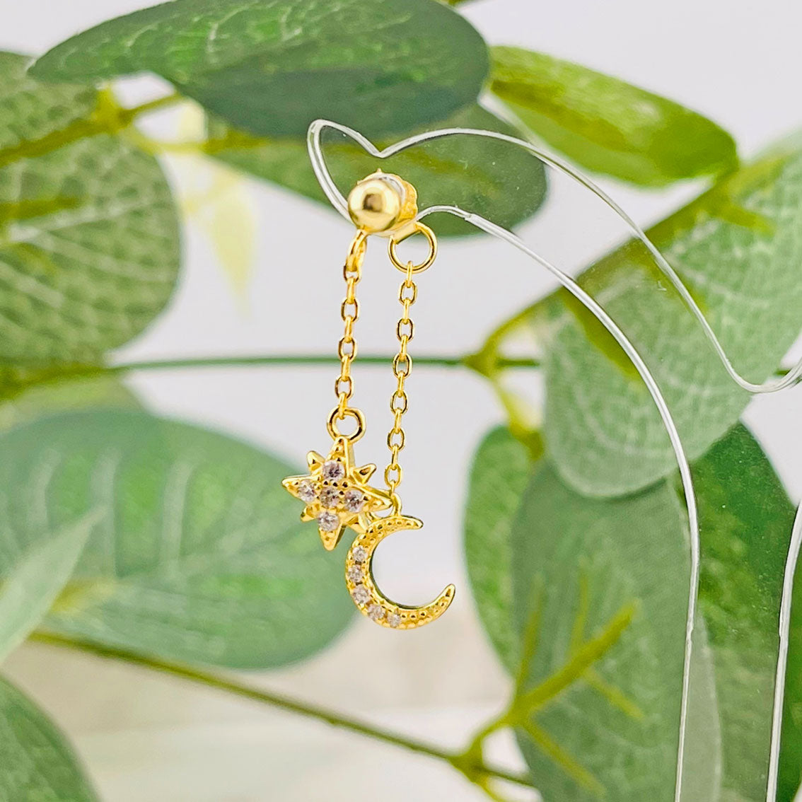 Goldene Ohrstecker mit Mond- und Stern-Anhänger Ziravet