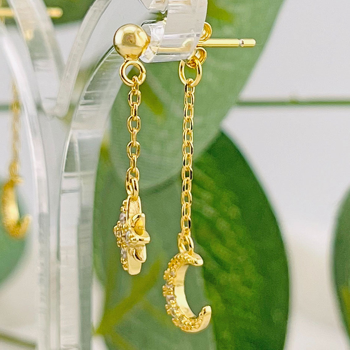 Goldene Ohrstecker mit Mond- und Stern-Anhänger Ziravet