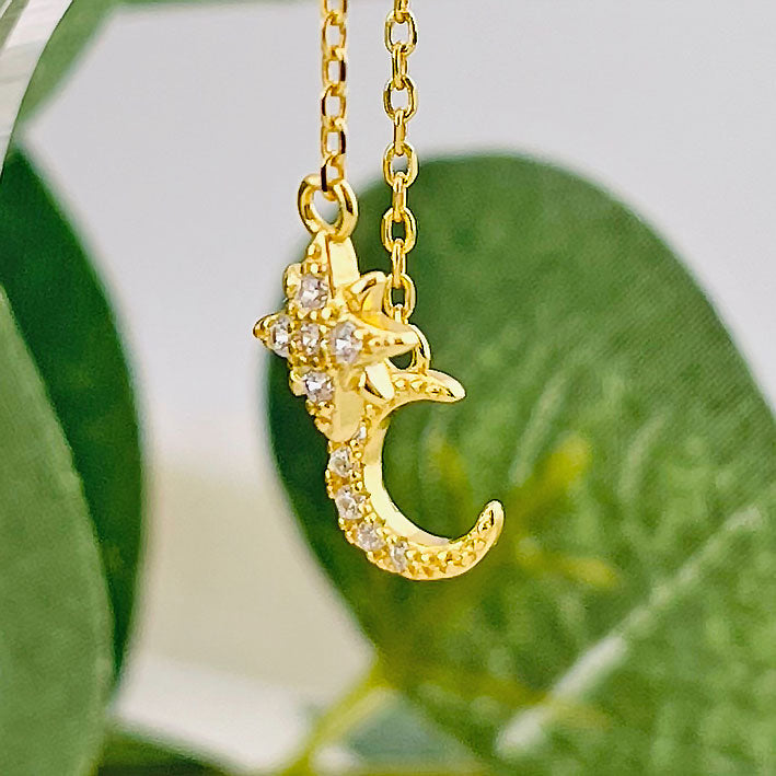 Goldene Ohrstecker mit Mond- und Stern-Anhänger Ziravet