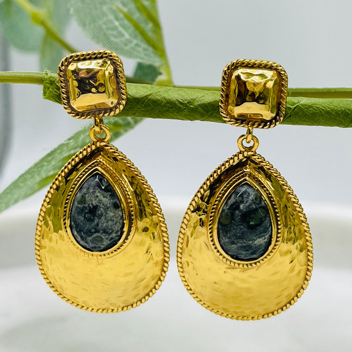 Goldene Statement-Ohrringe mit grünem Achat Pink Sand Sappos