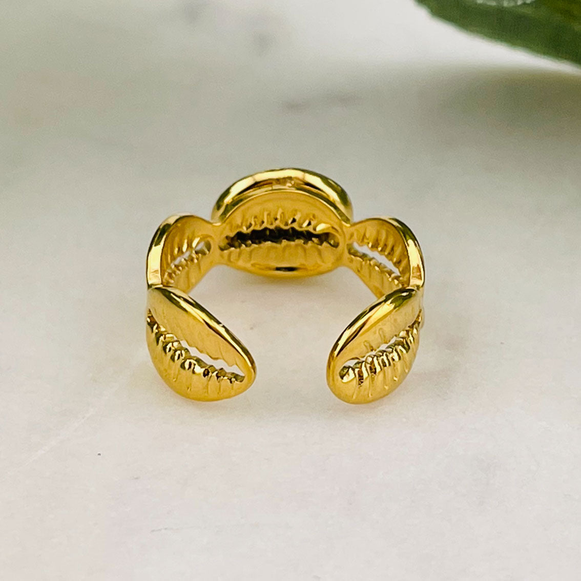 Goldener Muschelring mit weissem Stein Leonarda