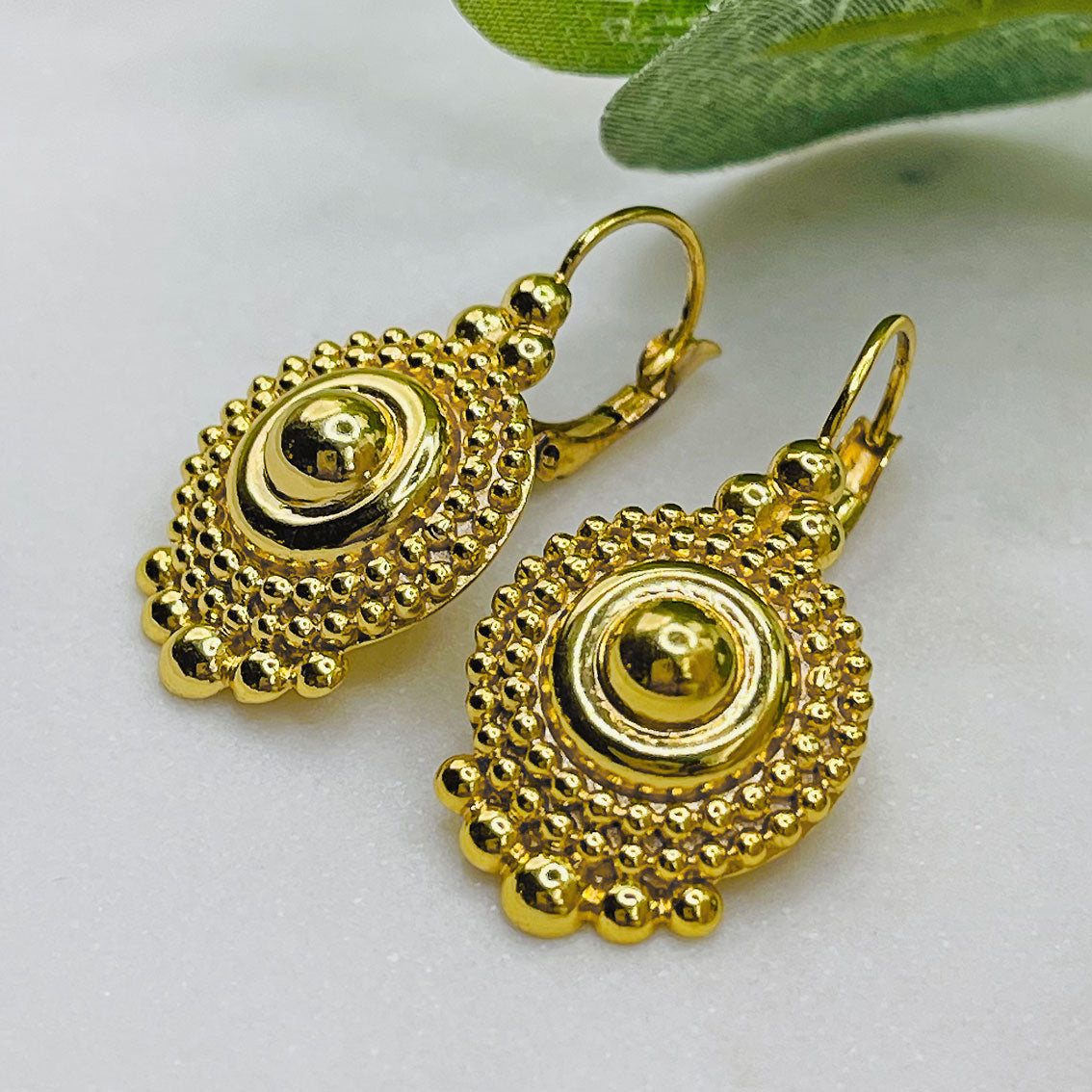 Goldohrringe mit Kugeldekor im Boho Style Pink Sand Morive