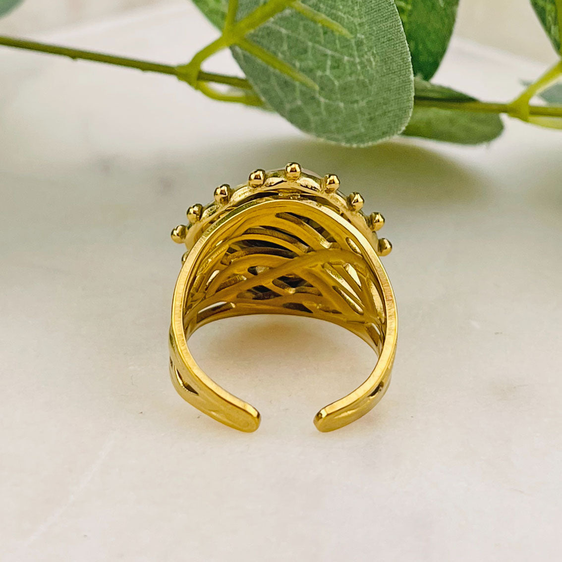 Offener Goldring mit rosa Stein und Blumen-Icon Emmela