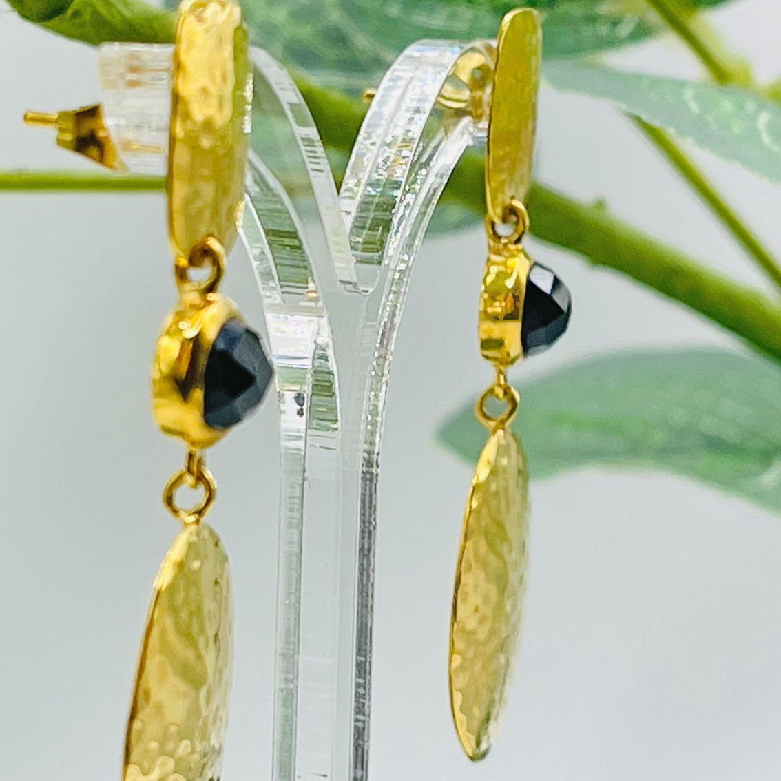 Lange Goldohrringe mit schwarzem Onyx Pink Sand Fontienne