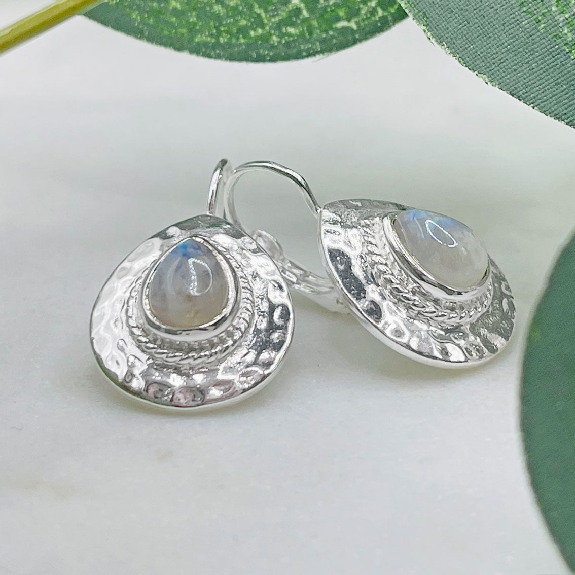 Hängende Silber-Ohrringe mit Regenbogen Mondstein Vintage Pink Sand Seraluna