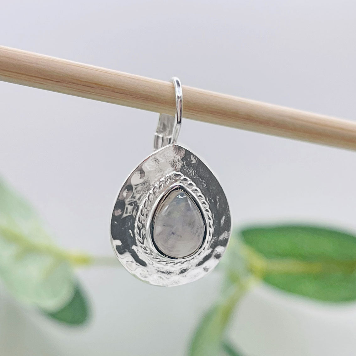 Hängende Silber-Ohrringe mit Regenbogen Mondstein Vintage Pink Sand Seraluna