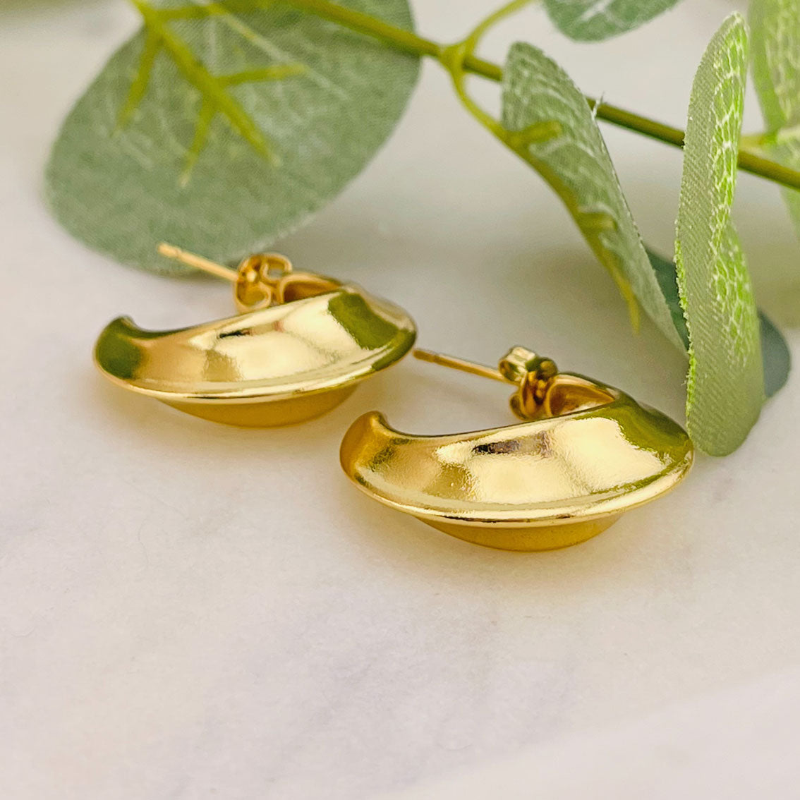 Breite Halbmond-Stecker Hoops 18 K Gold filled Anthé