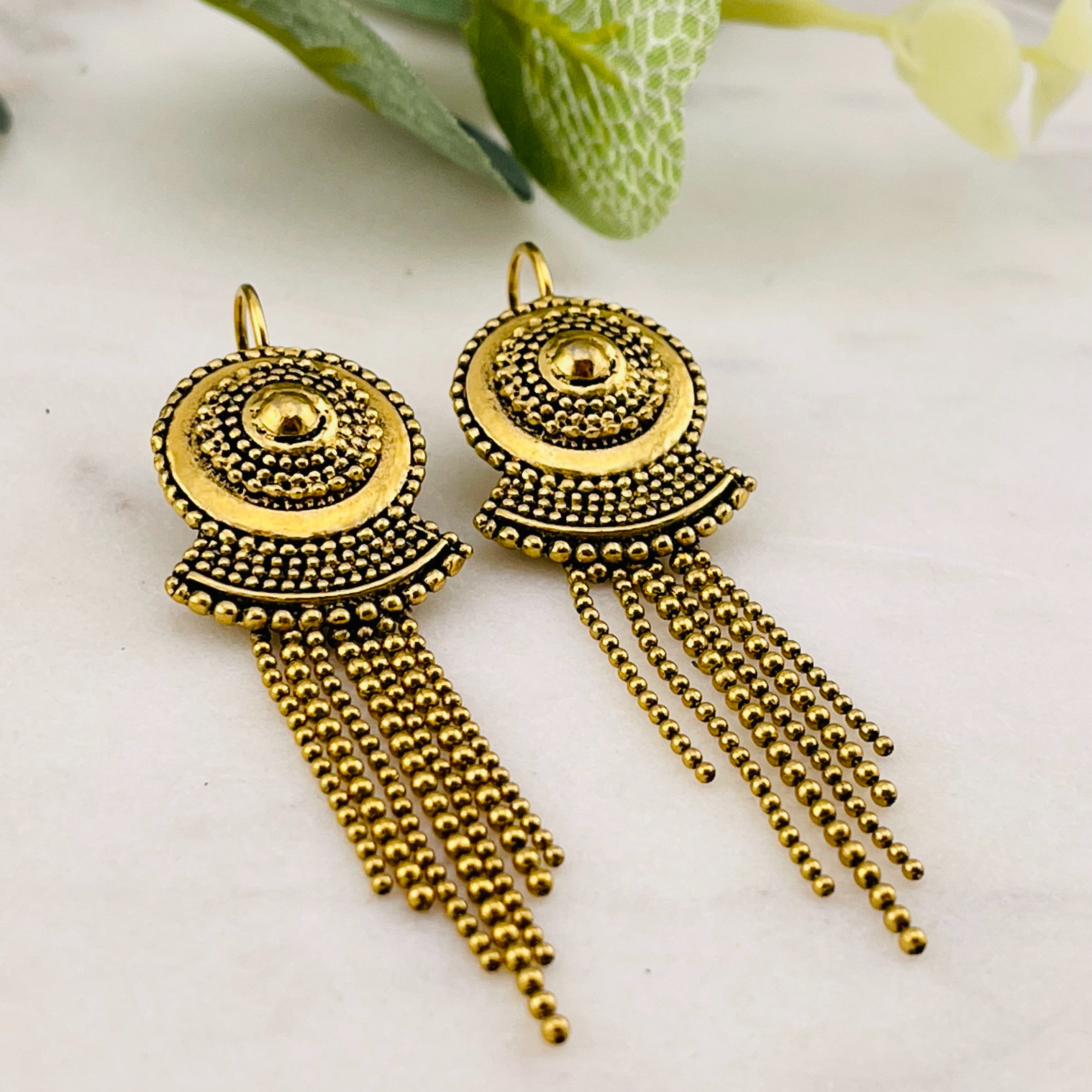 Goldene Boho Ohrhänger mit Schild und Kettchen Juliette