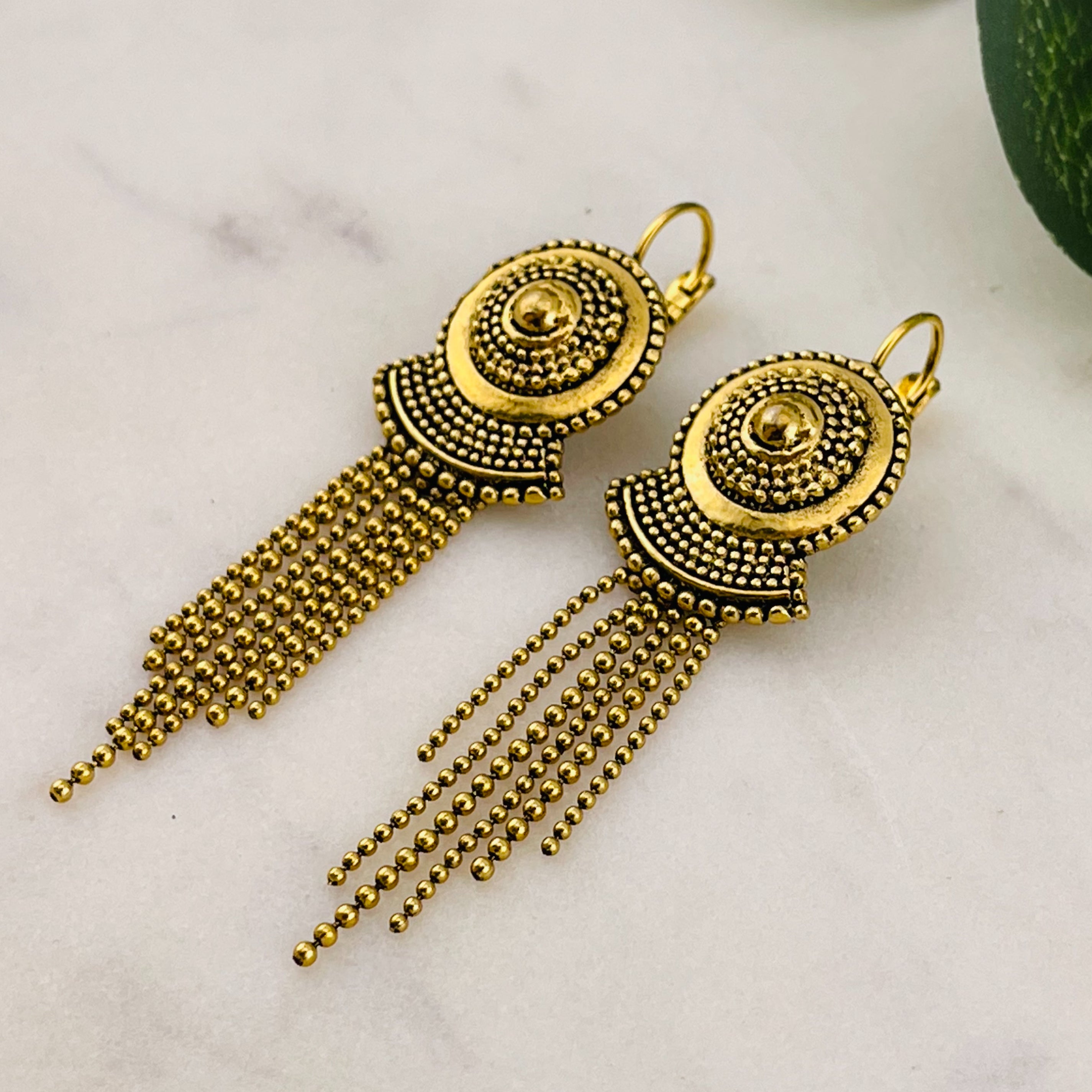 Goldene Boho Ohrhänger mit Schild und Kettchen Juliette