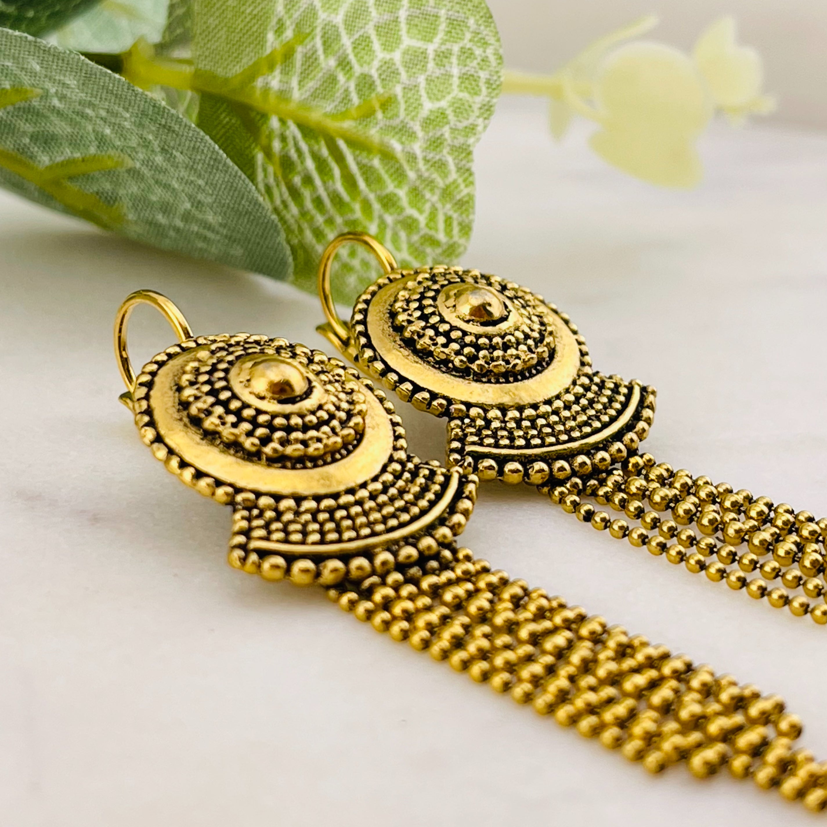 Goldene Boho Ohrhänger mit Schild und Kettchen Juliette