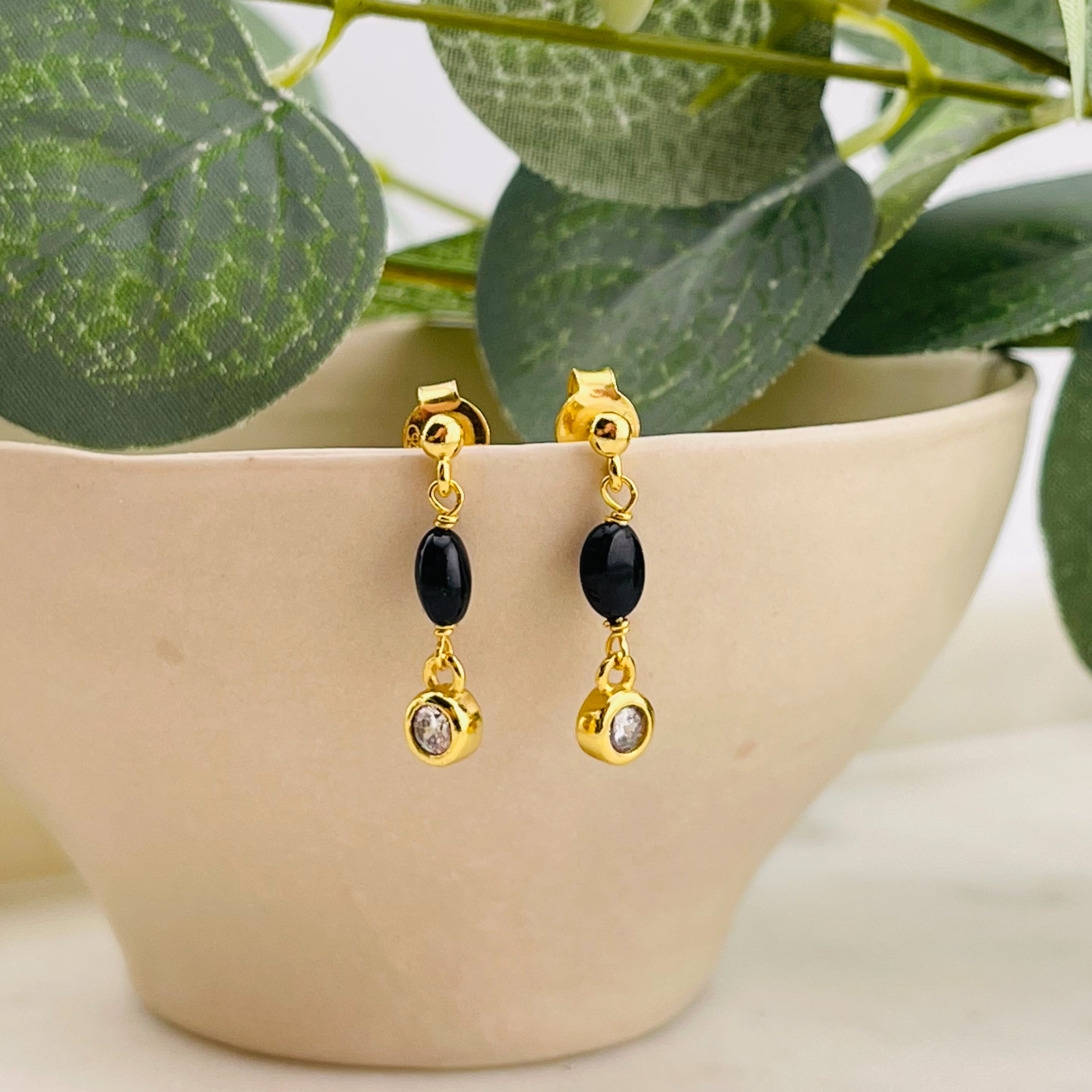 Goldene Ohrstecker mit Anhänger aus schwarzem Onyx Tupisa