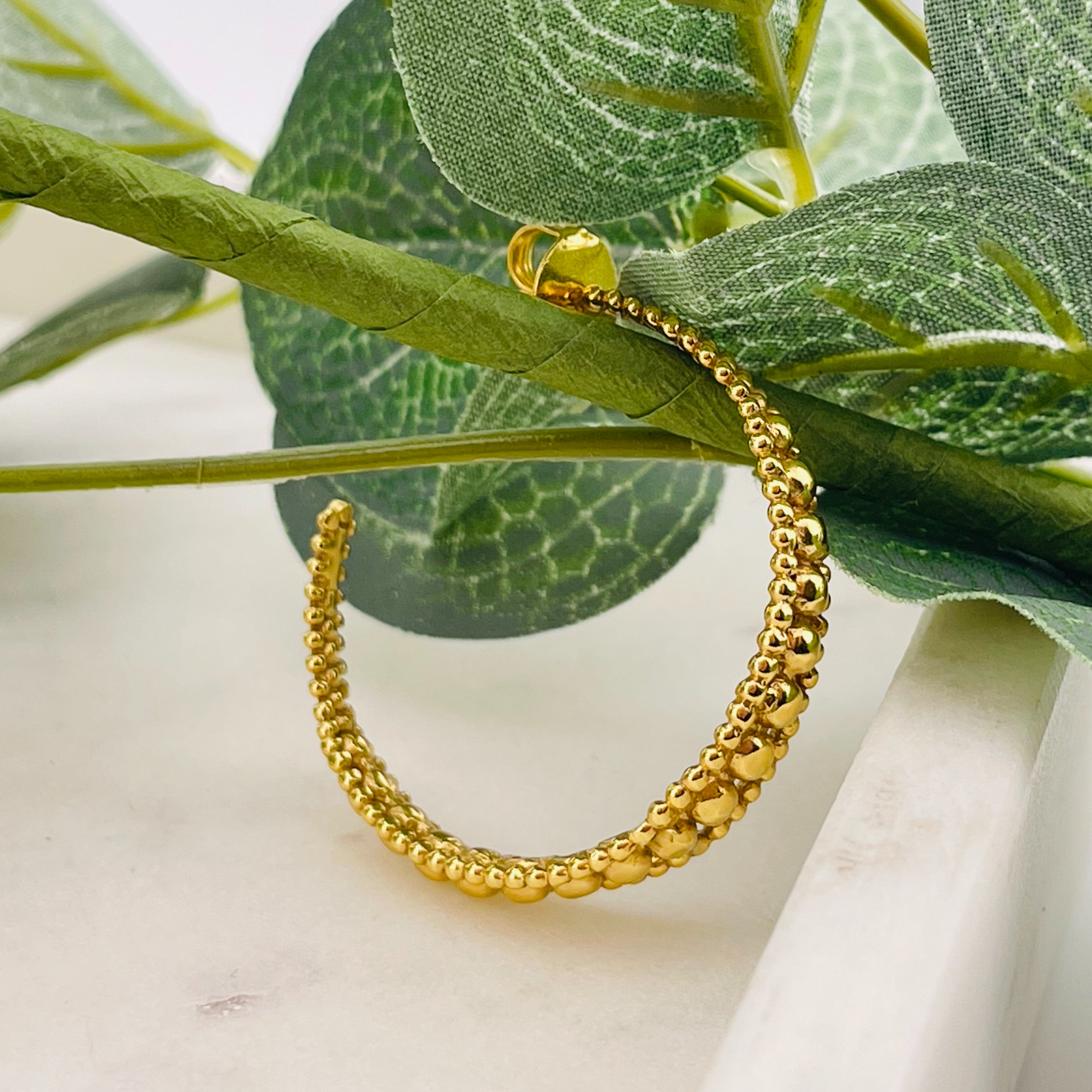 Offene Goldcreolen mit Kugeldekor Boho-Style Pink Sand Sue