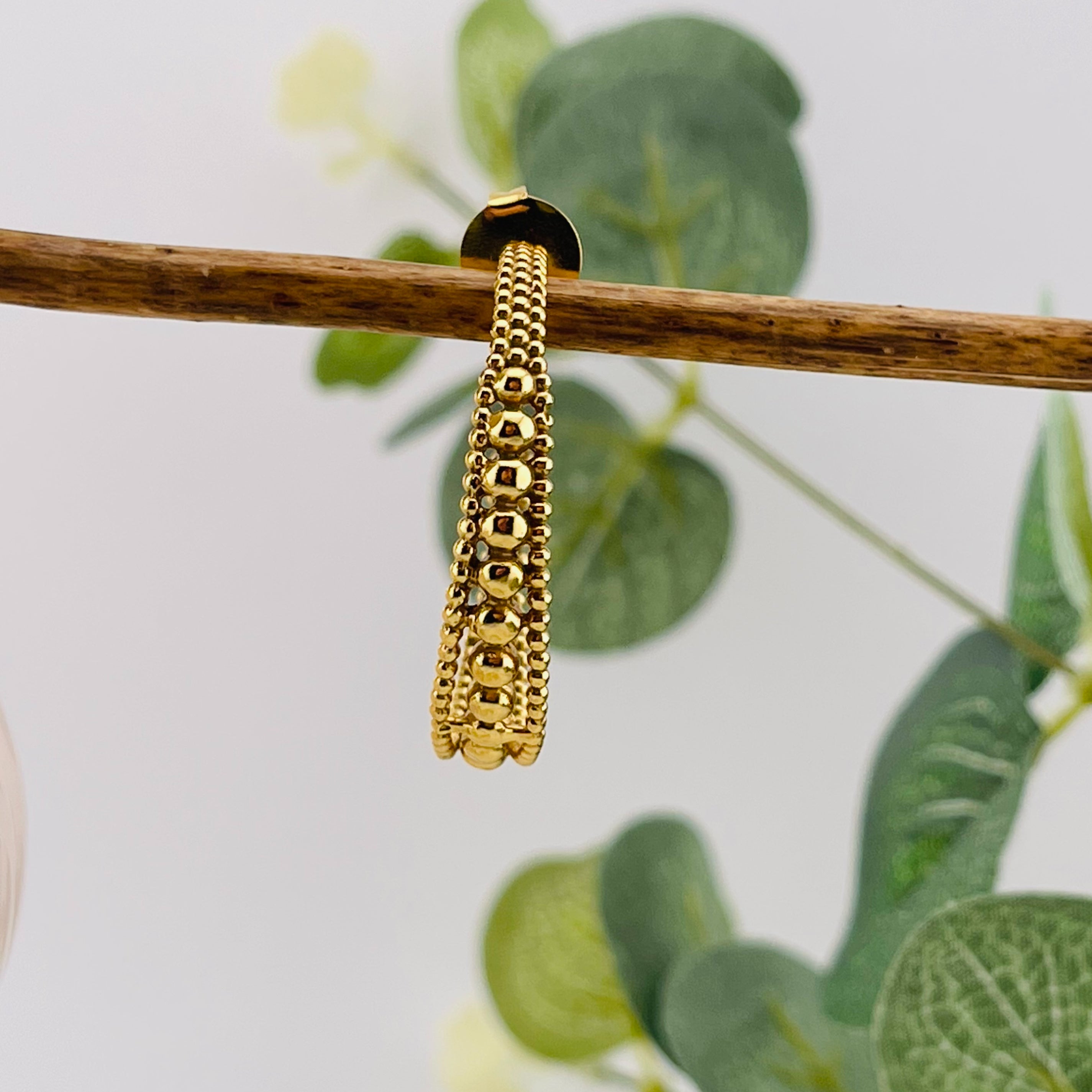 Offene Goldcreolen mit Kugeldekor Boho-Style Pink Sand Sue