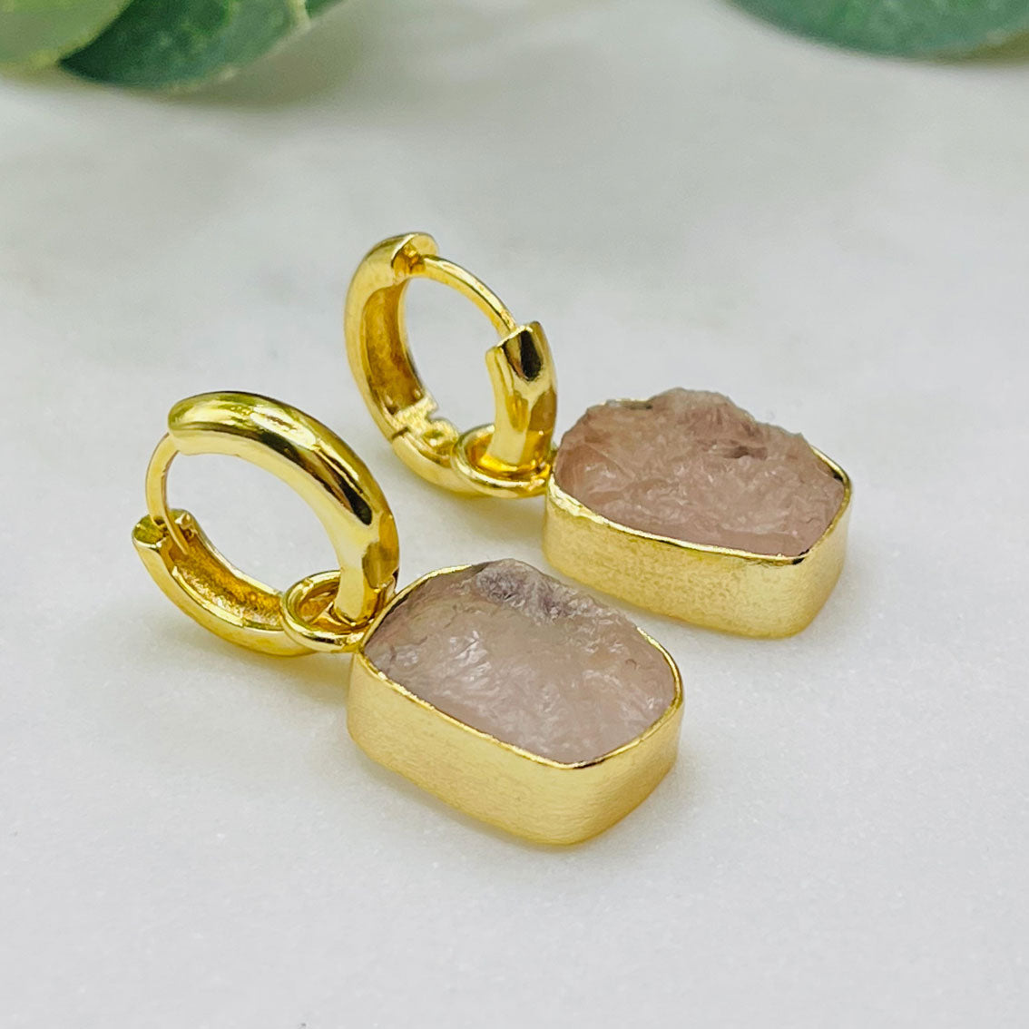 Goldene Klappcreolen mit organischem Rosenquarz-Anhänger Rashida