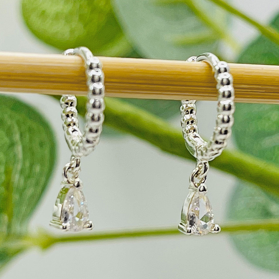 Kleine Silbercreolen mit funkelndem Tropfen-Anhänger Boho-Style Lilligret