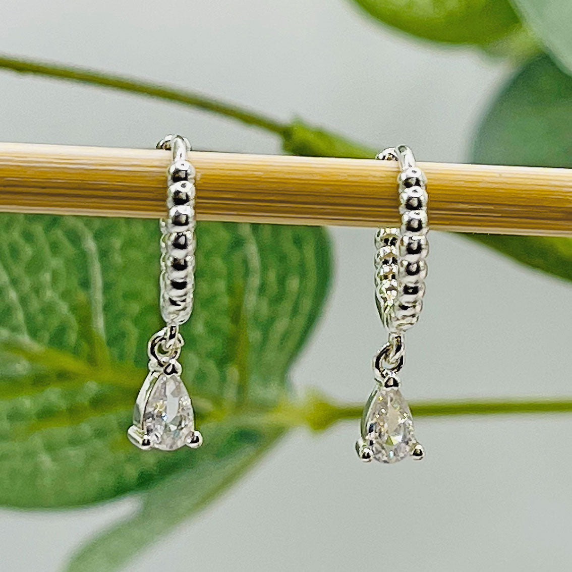 Kleine Silbercreolen mit funkelndem Tropfen-Anhänger Boho-Style Lilligret