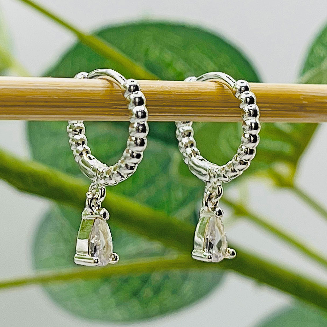 Kleine Silbercreolen mit funkelndem Tropfen-Anhänger Boho-Style Lilligret