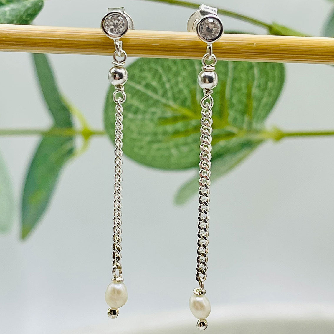 Lange feine Silberohrringe mit Süsswasserperle Fyiarill