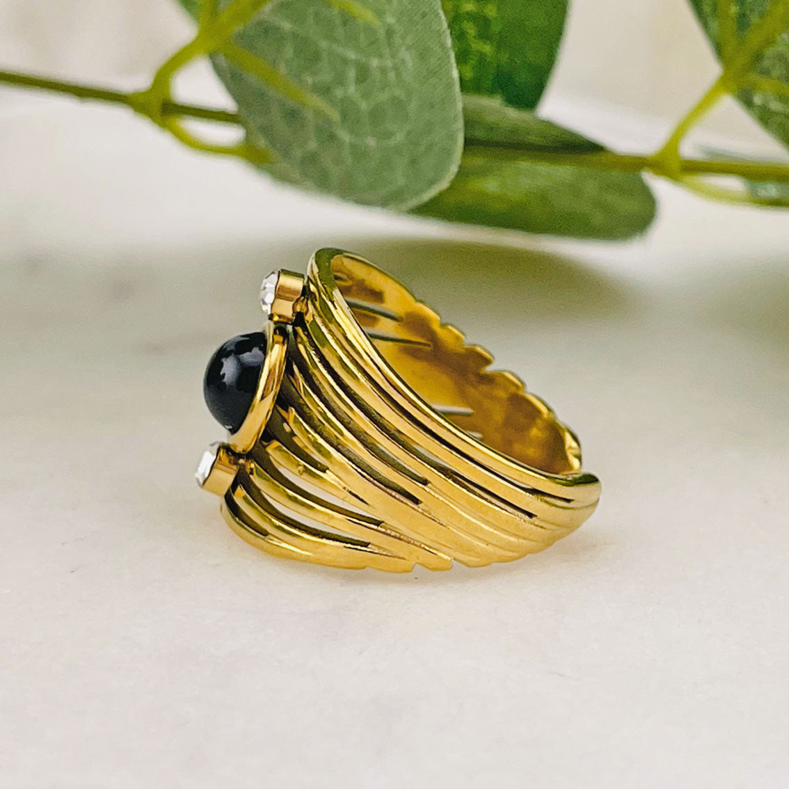 Mehrreihiger Goldring mit Strass und schwarzem Stein Invarel