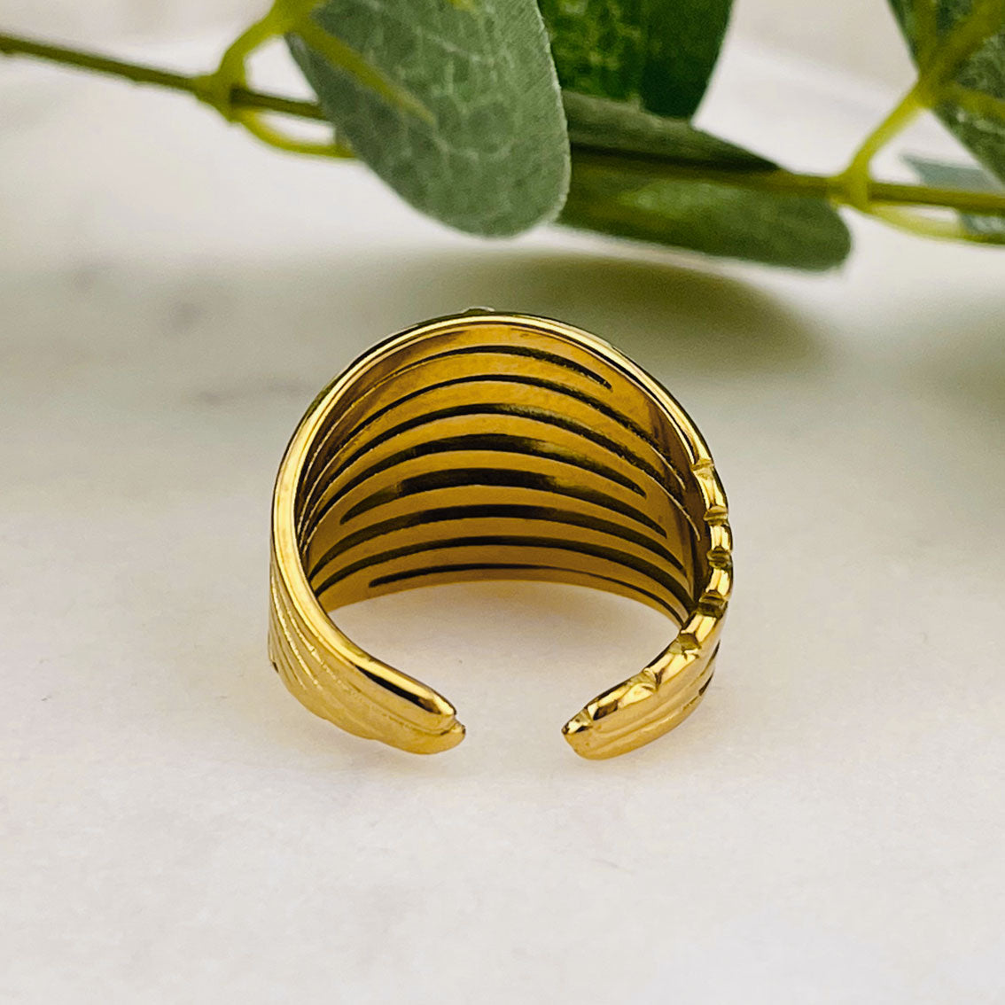 Mehrreihiger Goldring mit Strass und schwarzem Stein Invarel