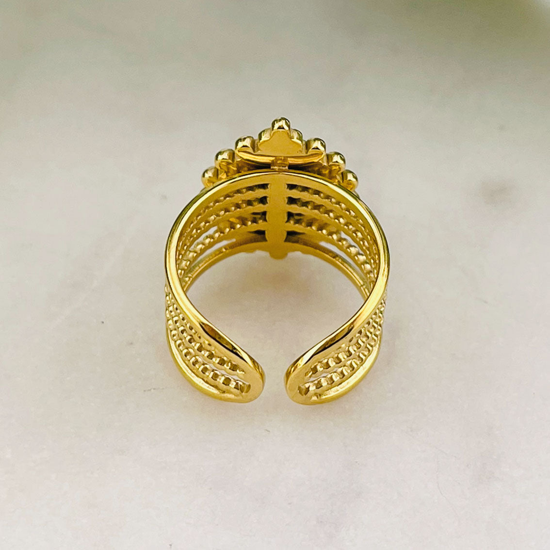 Goldring mit Boho Flair und weissem Sonnenstein Ernée