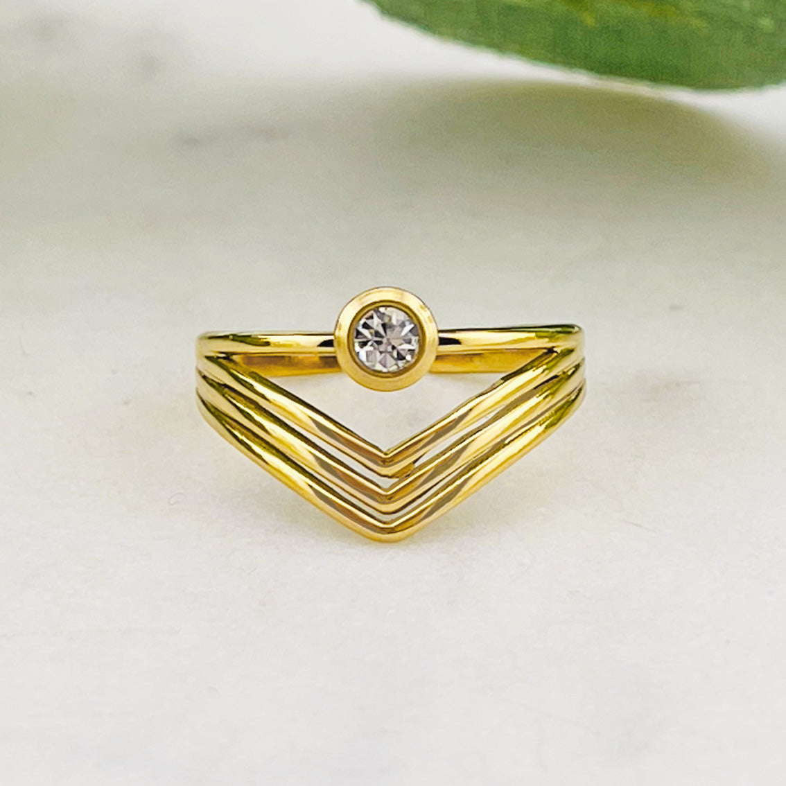 Moderner offener Goldring mit weissem Strass-Stein Sevres