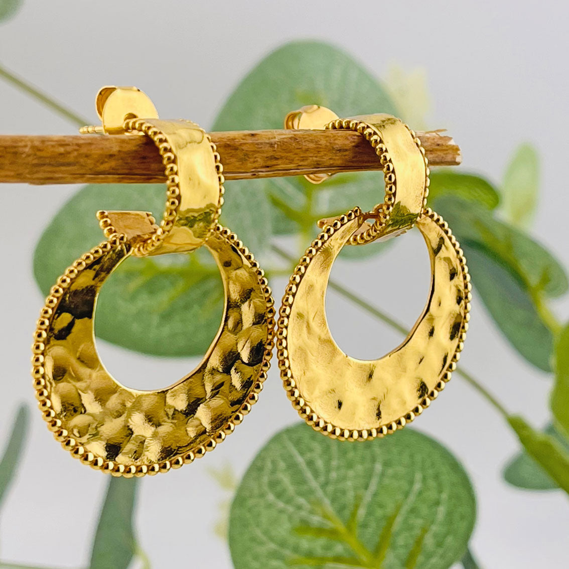 Offene Boho-Goldcreolen Ohrringe mit Reifenanhänger Pink Sand Irati