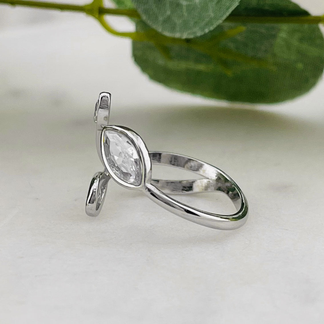 Moderner Silberring mit Glitzersteinen auf Blattoptik Mirane