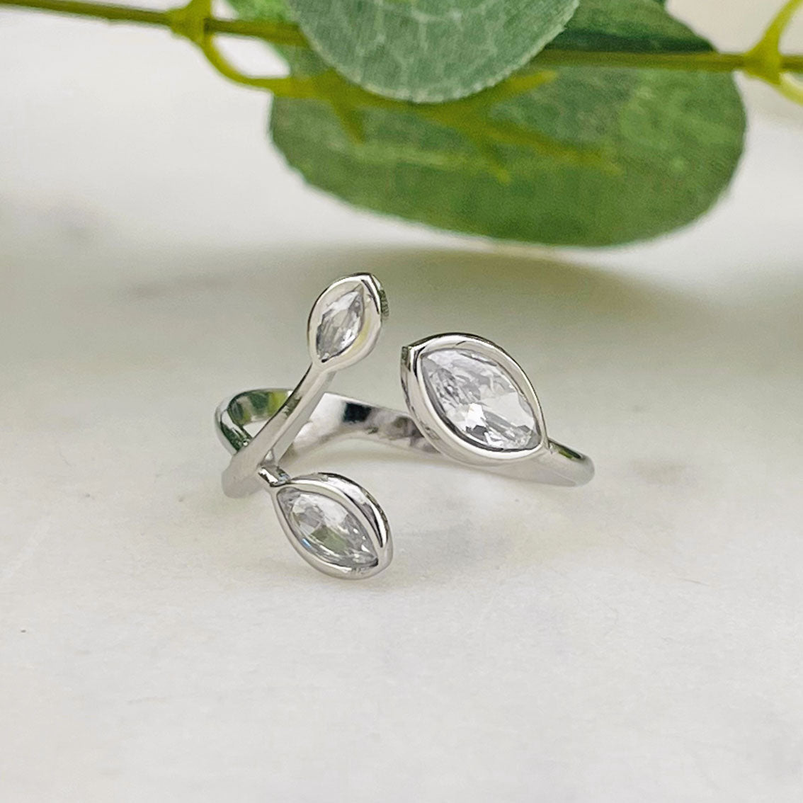 Moderner Silberring mit Glitzersteinen auf Blattoptik Mirane