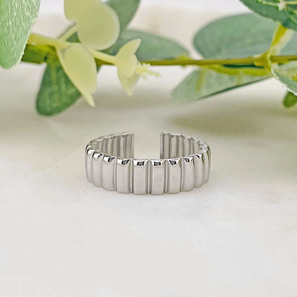 Offener Silberring aus Edelstahl mit Plissee Textur 
