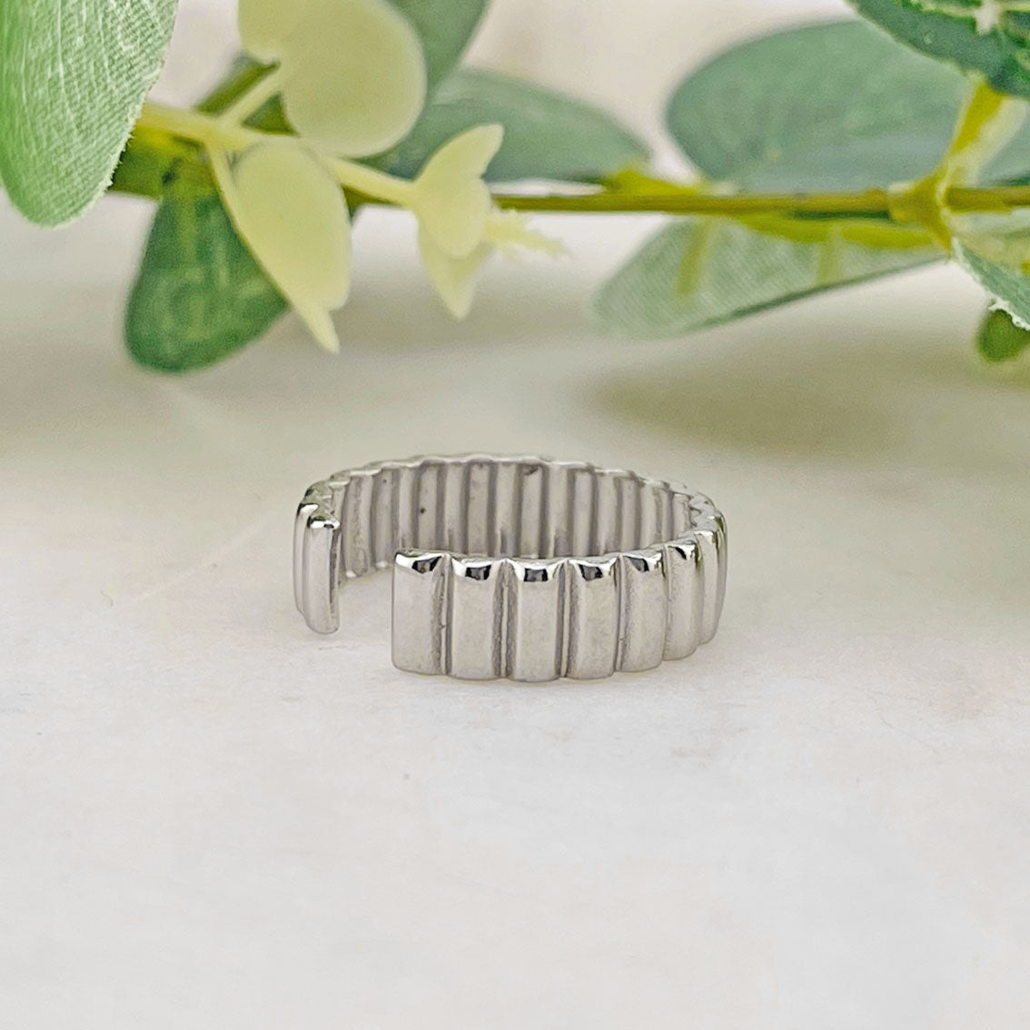 Offener Silberring aus Edelstahl mit Plissee Textur 