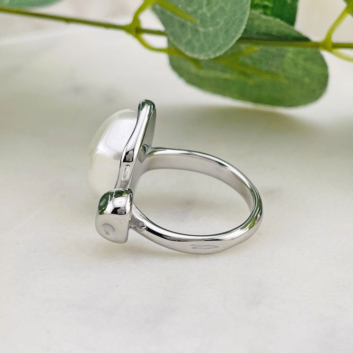 Offener organisch geformter Silberring mit weissem Stein Fitou