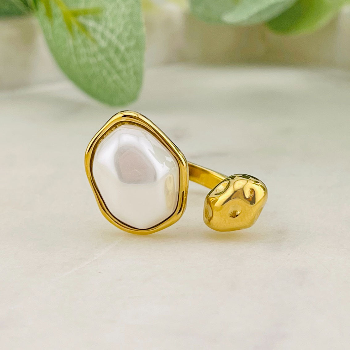 Offener organisch geformter Goldring mit weissem Stein Yvron