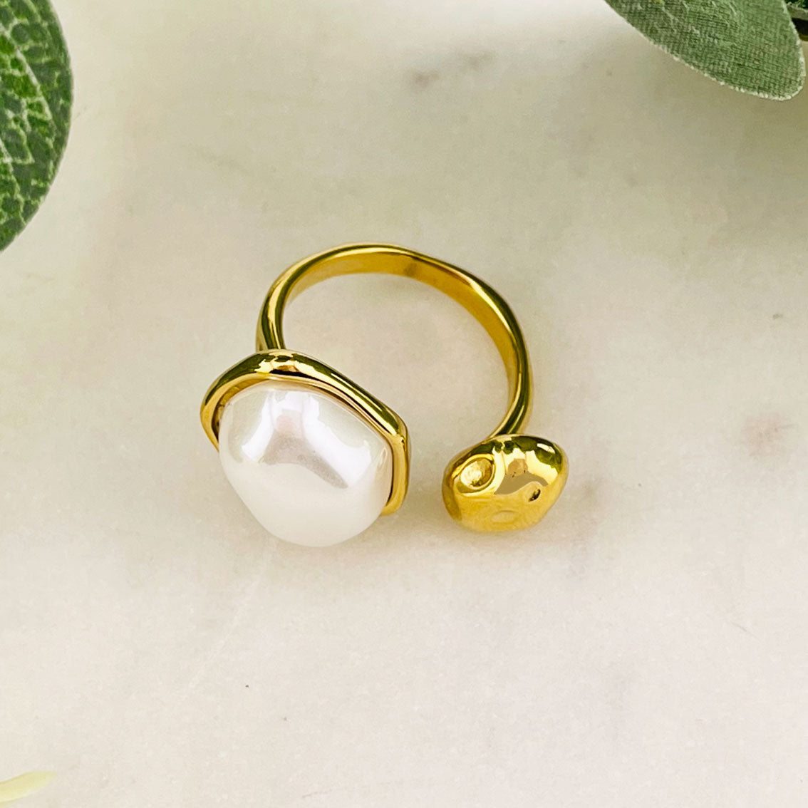 Offener organisch geformter Goldring mit weissem Stein Yvron