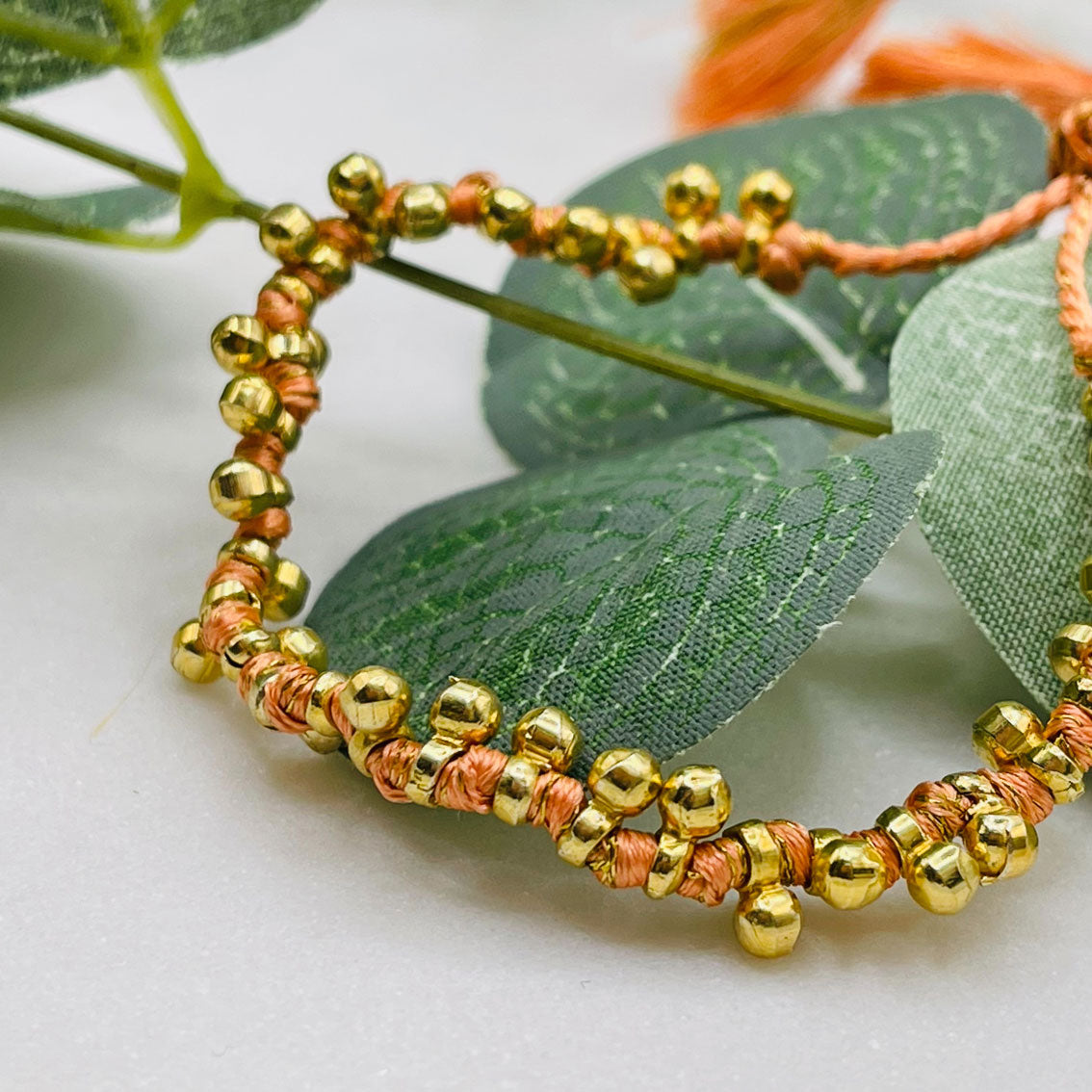 Pink Sand Garn-Armband in Lachs mit Goldperlen Lines