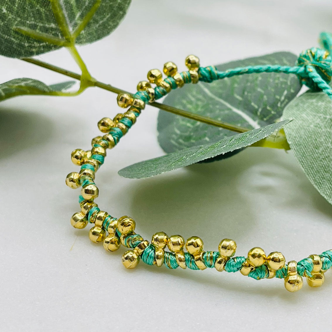 Pink Sand Garn-Armband in Mint mit Goldperlen Ginger