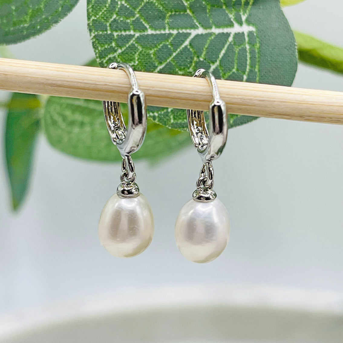 Verträumte kleine Silbercreolen mit Süsswasserperlen-Anhänger Bravih