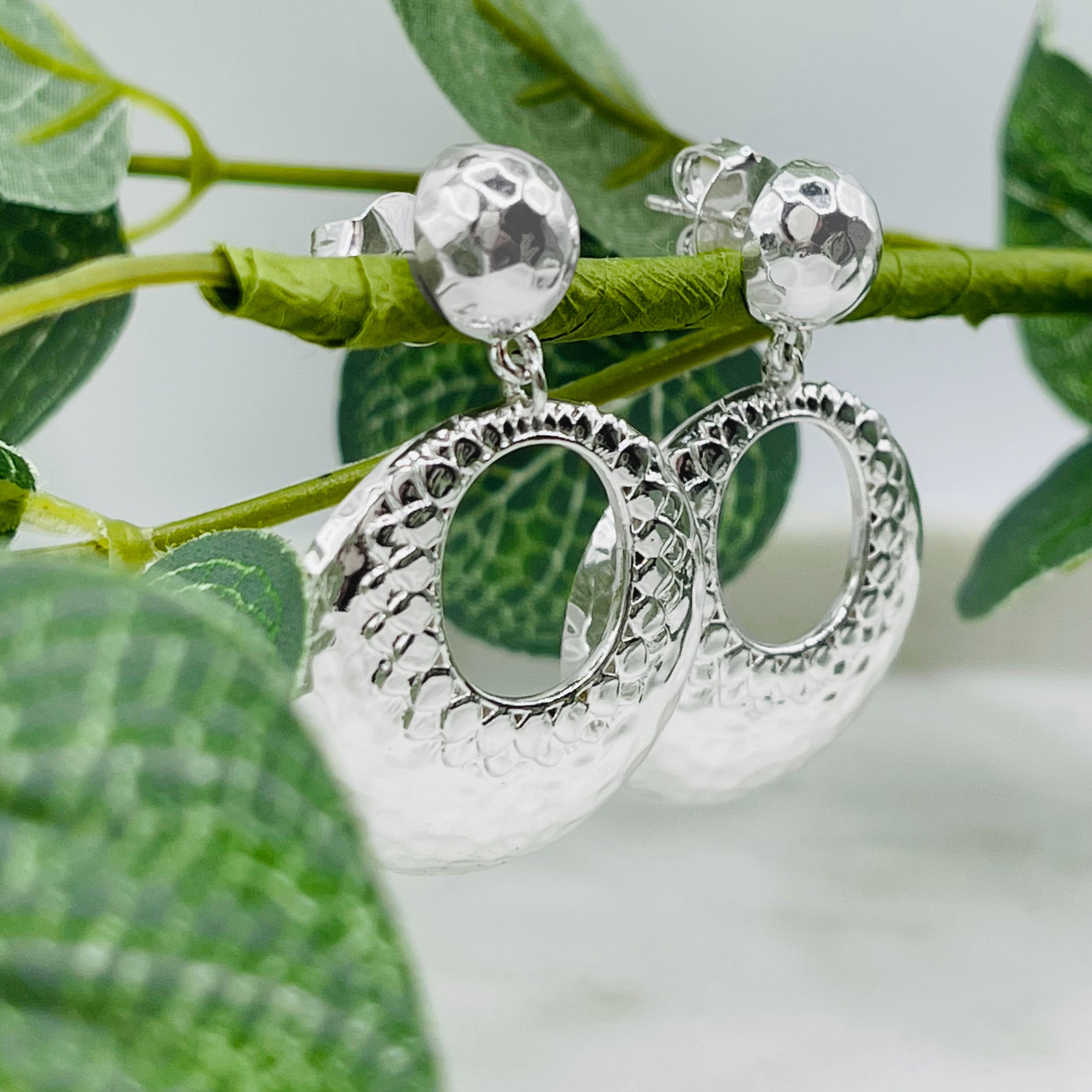 Designstarke Silberohrringe mit feiner Textur Pink Sand Jaselie