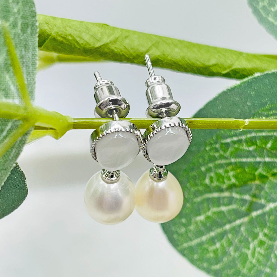 Silber-Ohrstecker mit weissem Perlmutt und Süsswasserperle Xiva